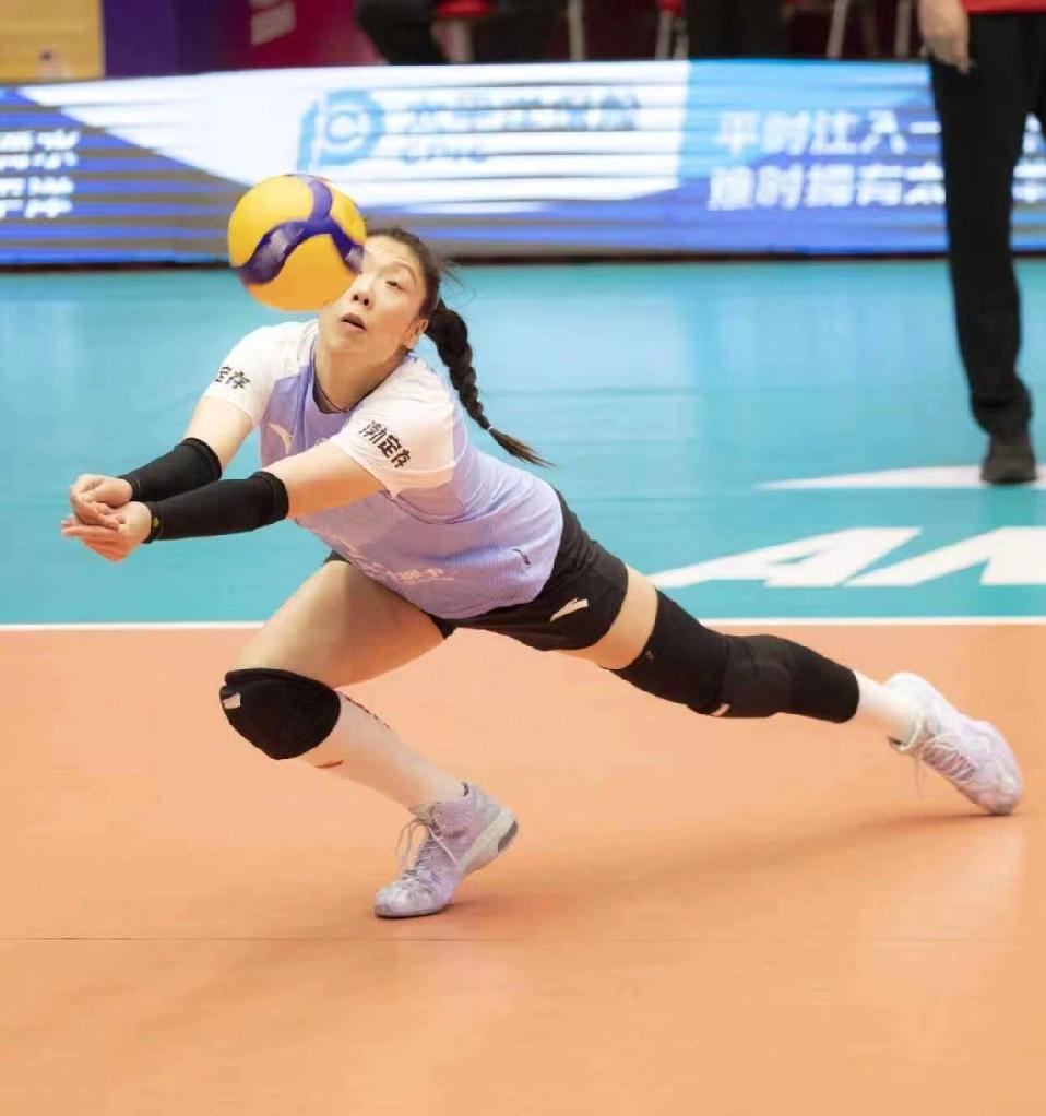 天津渤海银行女排今天在北京光彩体育馆适应正式比赛场地训练！季后赛第四场比赛明天下