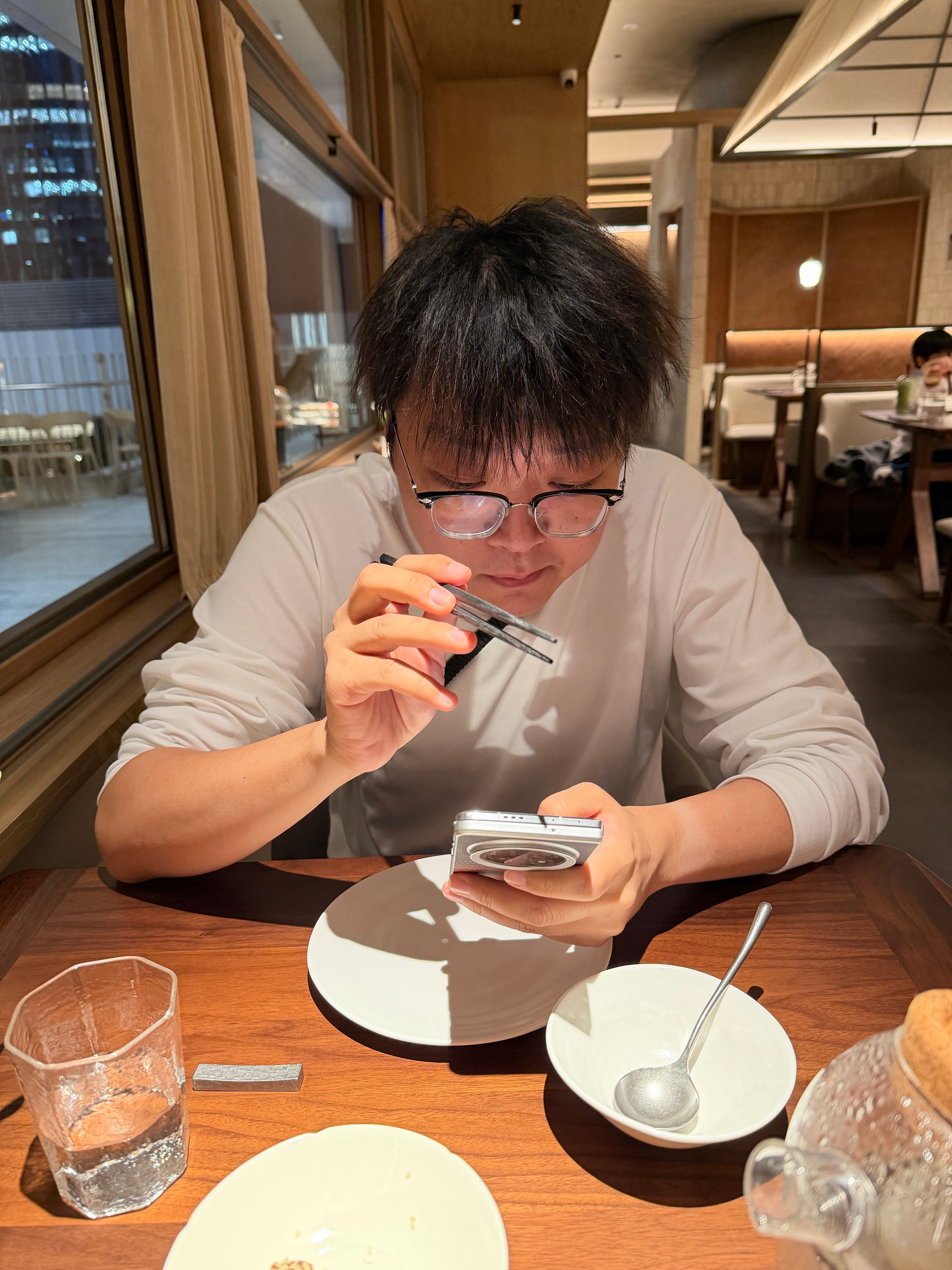 他虽然是大V，但我感觉他没怎么见过世面，今天依然是猪脚饭，不过这个猪脚跟以往不一