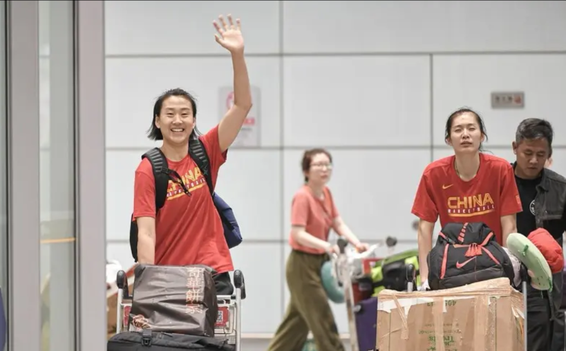 《悬念拉满！李梦亚洲杯回归成谜，三大迹象引爆女篮粉丝热议》
