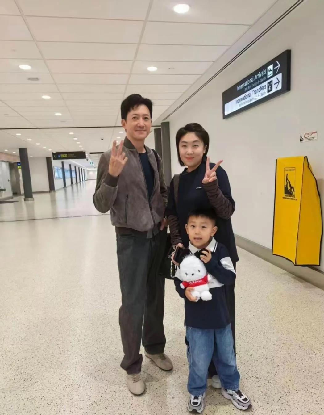 47岁王阳新西兰机场被偶遇，帅气有型状态年轻，保养得也太好了吧近日，有网友