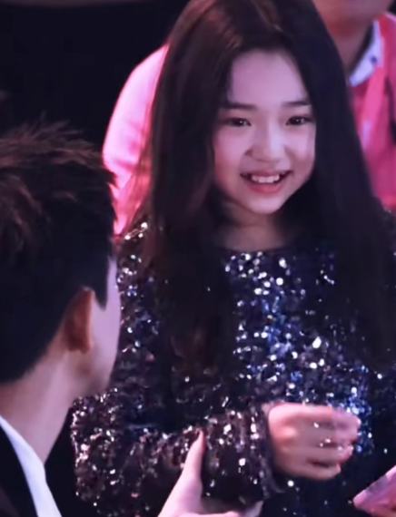 小酒窝如愿和白鹿拍照，笑得好甜~董璇带着小酒窝参加尖叫之夜~小酒窝跑到白鹿身边