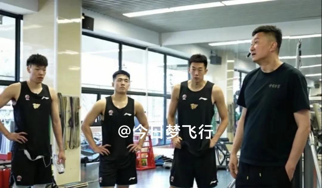广东队训练备战，杜锋归队指挥！广东队日前已集结，并在宏远南城训练馆，幵启正式训