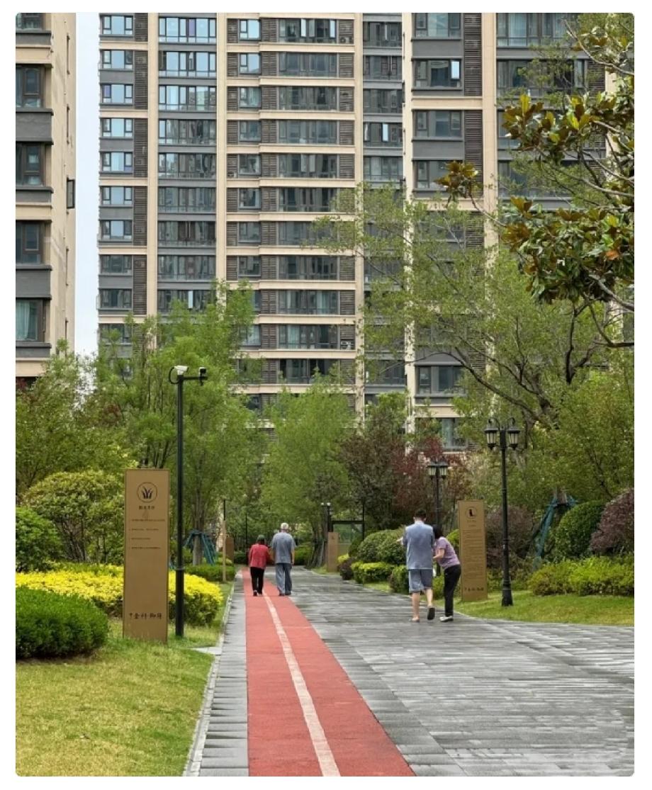 说出来有点难为情！这事儿，我心里五味杂陈。家里一个月房贷6000，老公挣70