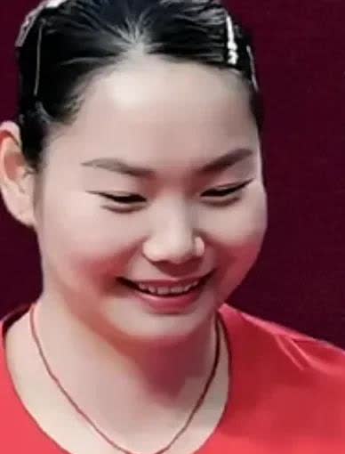 孙颖莎的同乡和陪练何卓佳出生于河北省石家庄一个普通的教师家庭。父