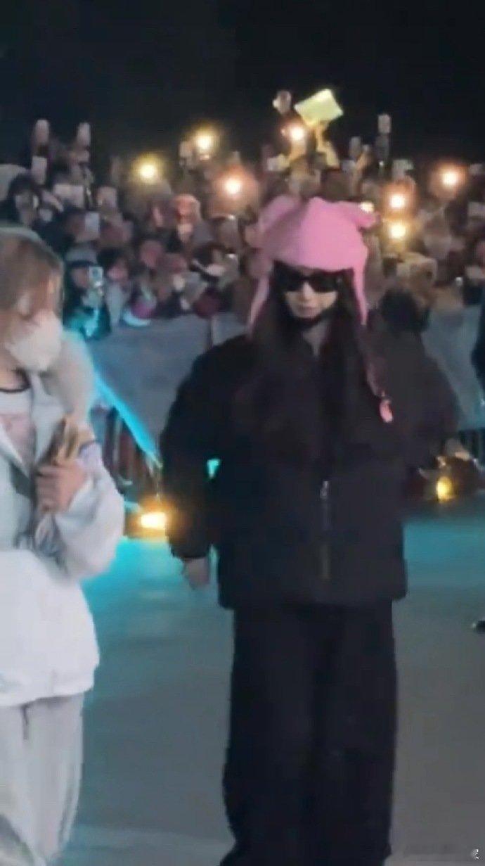 李一桐腰伤看到李一桐扶着腰现身机场，面露难受却依旧回应粉丝，腰伤反复太磨人，希