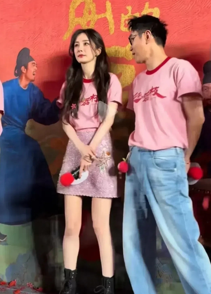 杨幂估计头都大了，这眼神躲还是不躲好啊[捂脸哭][捂脸哭][捂脸哭]