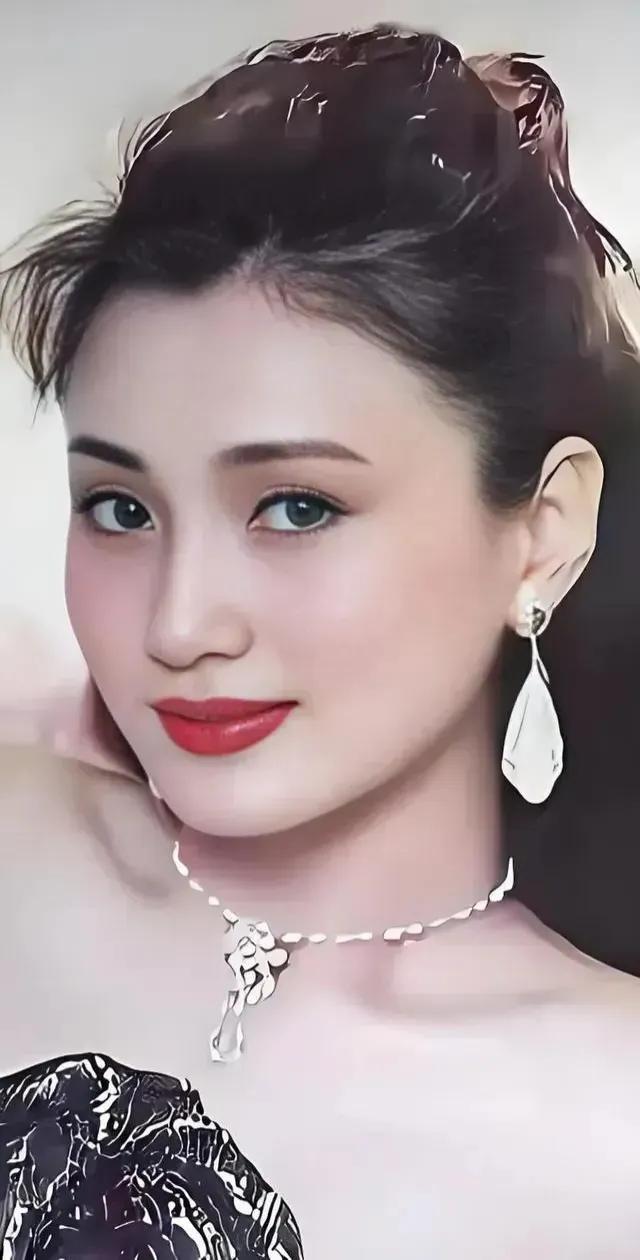 林芳兵，白嫩的肌肤、高高的鼻梁，妩媚多姿的样子，仿佛就是杨贵妃在世。自从