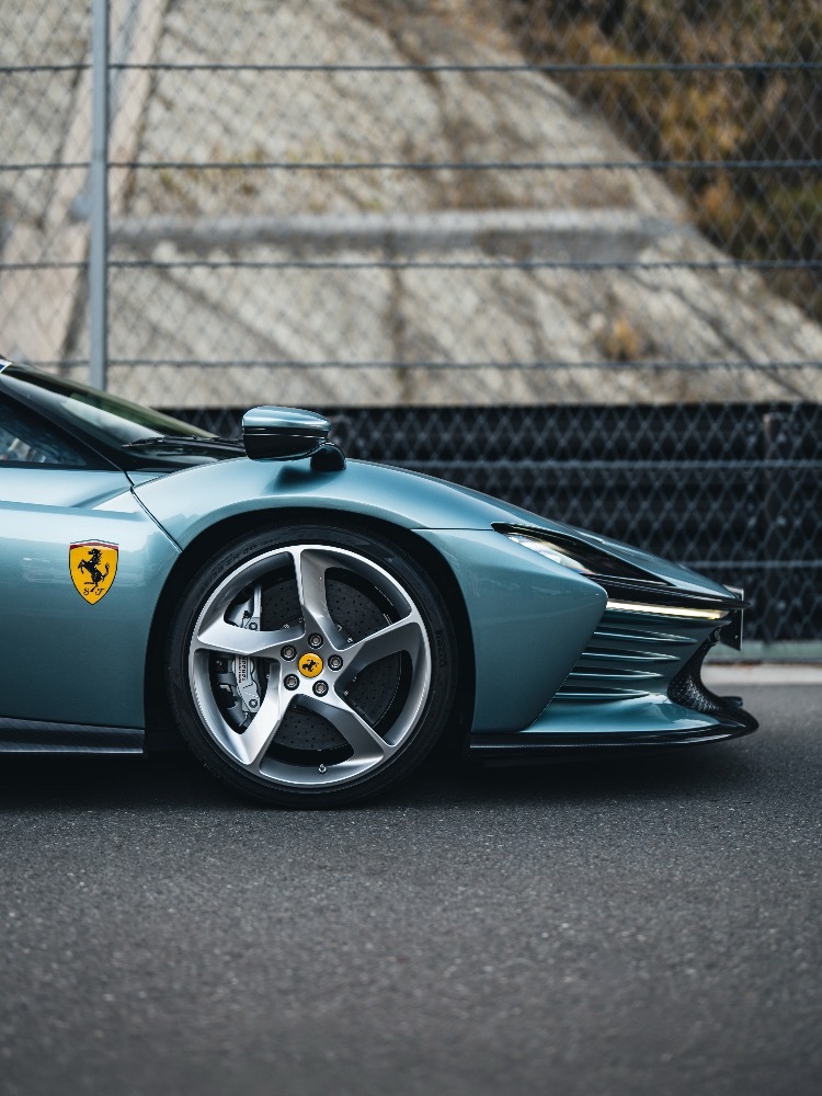 最美法拉利DaytonaSP3之一这个金属的天青色真的是超级漂亮，搭配银轮银卡