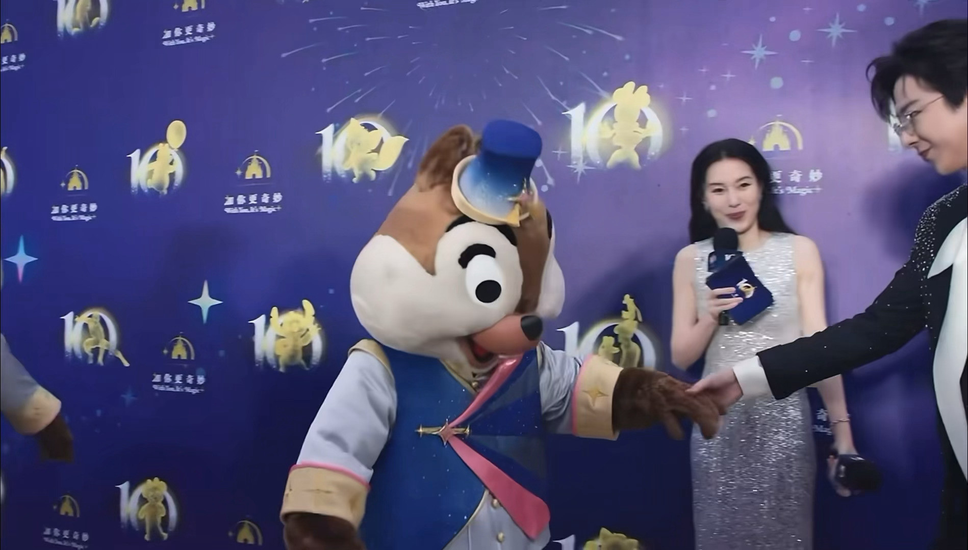 奇奇蒂蒂抢着和刘宇宁拉手手哎呀刘宇宁被牵走了，不行不行，我也要牵一顿小碎步搓过去