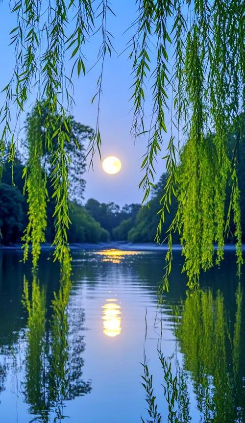 上联：清风明月江边柳，下联：碧水蓝天堤畔花，下联：翠竹黄莺林间歌。