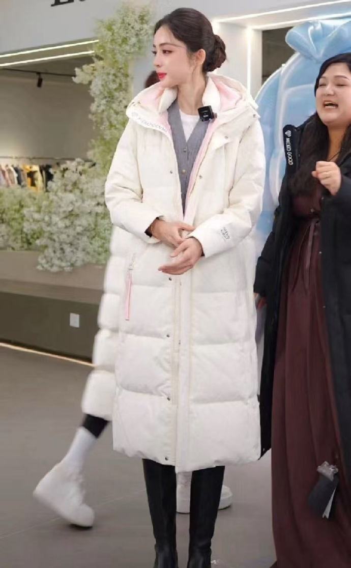 既然请到了娜扎就应该让边上模特离开，不然真的会对比很明显。。​​​