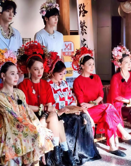 看看这张照片里的何赛飞就清楚了年纪大了以后，光漂亮是不够的，最重要的还是整个人