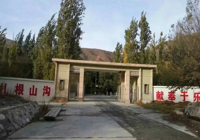 1988年，我在南疆岔子沟某战役储备库服役。上级来检查，我和两名新兵被抽去团部小