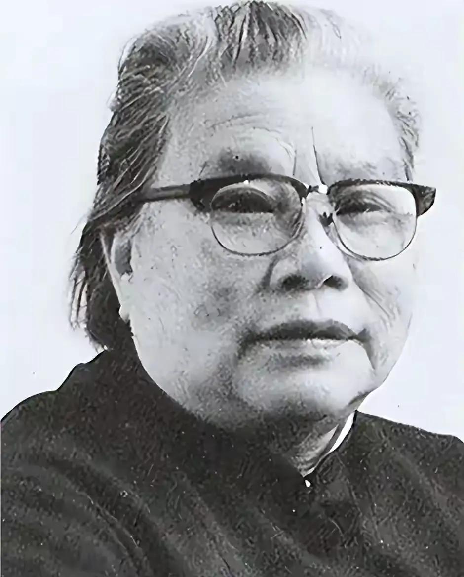 1992年，81岁的康克清突然呼吸困难、血压骤降。孙子贴着她耳朵问：奶奶，把您的