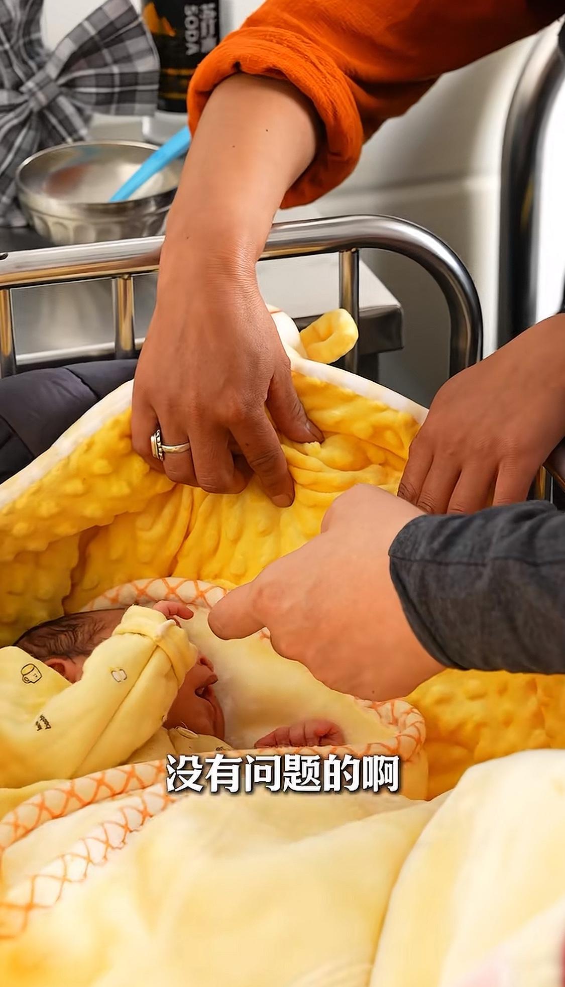 听说有个刚出生的宝宝被查出唇腭裂，一对年轻小夫妻，抱着孩子在医院哭了好几天。李亚