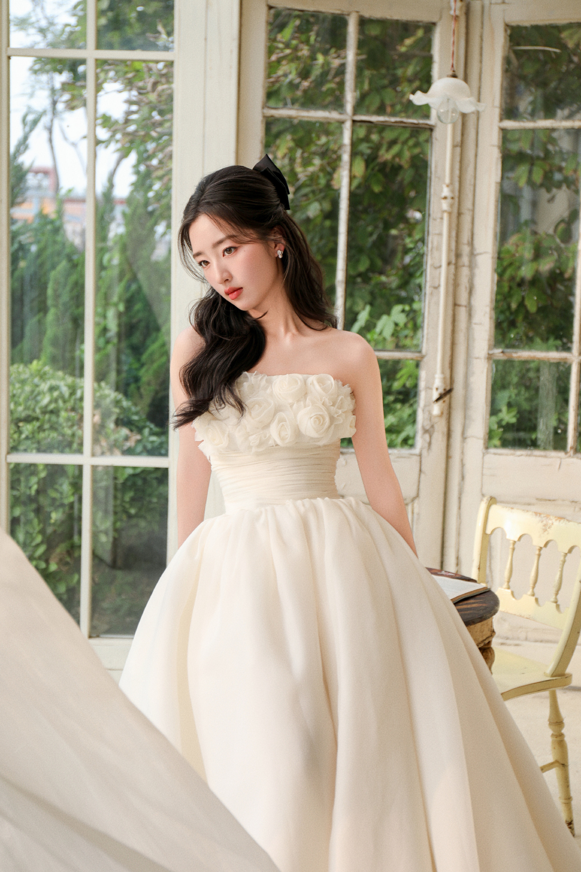 邓恩熙，白纱裙，闯入童话里的“小猫公主”。邓恩熙