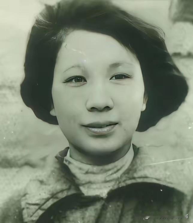 今天去菜市场买菜，碰到件挺有意思的事儿——卖菜的阿姨硬是塞给我两根葱，说啥都