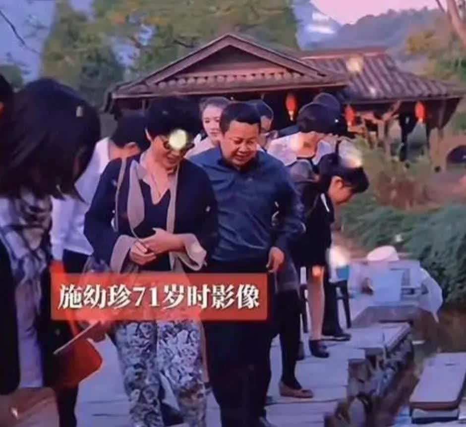 这是施幼珍2020年到浙江衢州游玩的照片，71岁的她紧跟潮流，拼色时髦上衣搭黑白