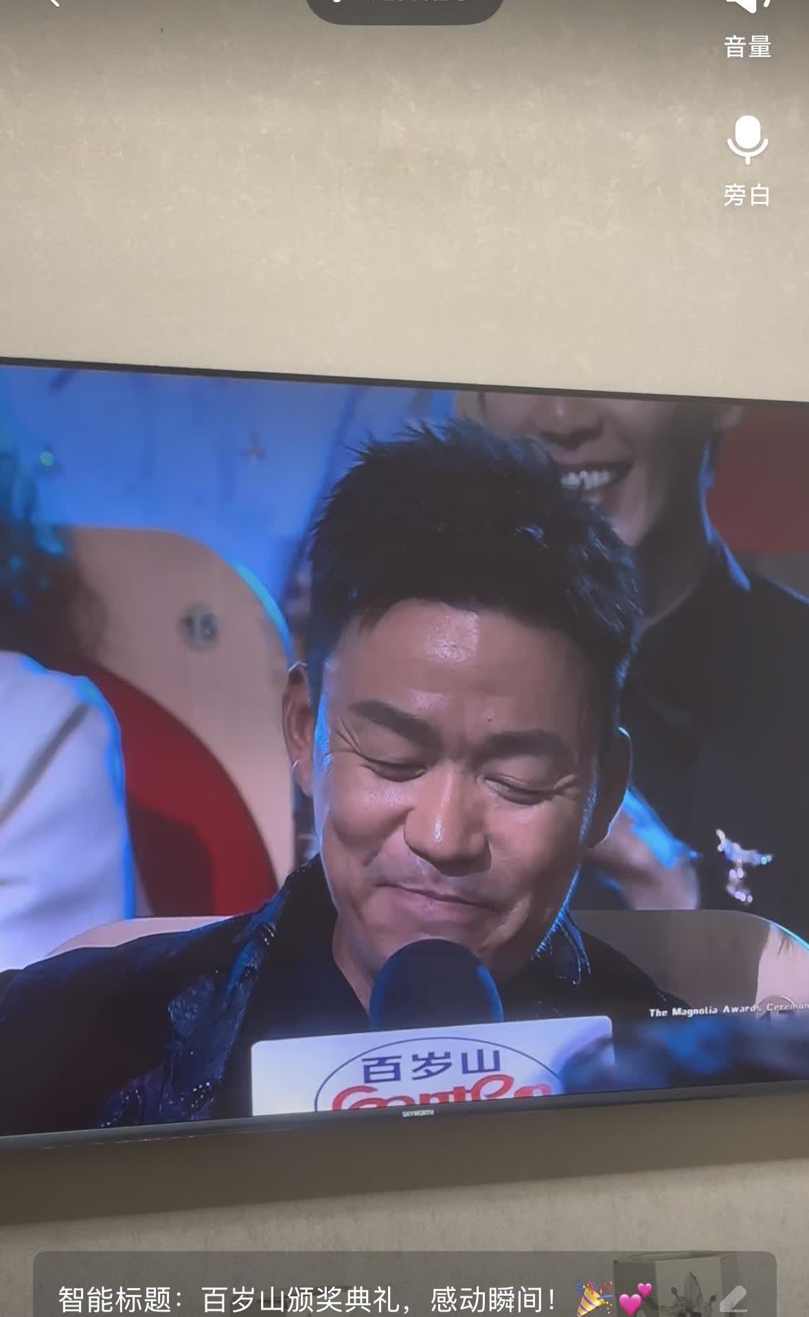 姜妍现场采访最尬一幕。昨晚东方卫视的白玉兰颁奖典礼上，第一次主持大型活动