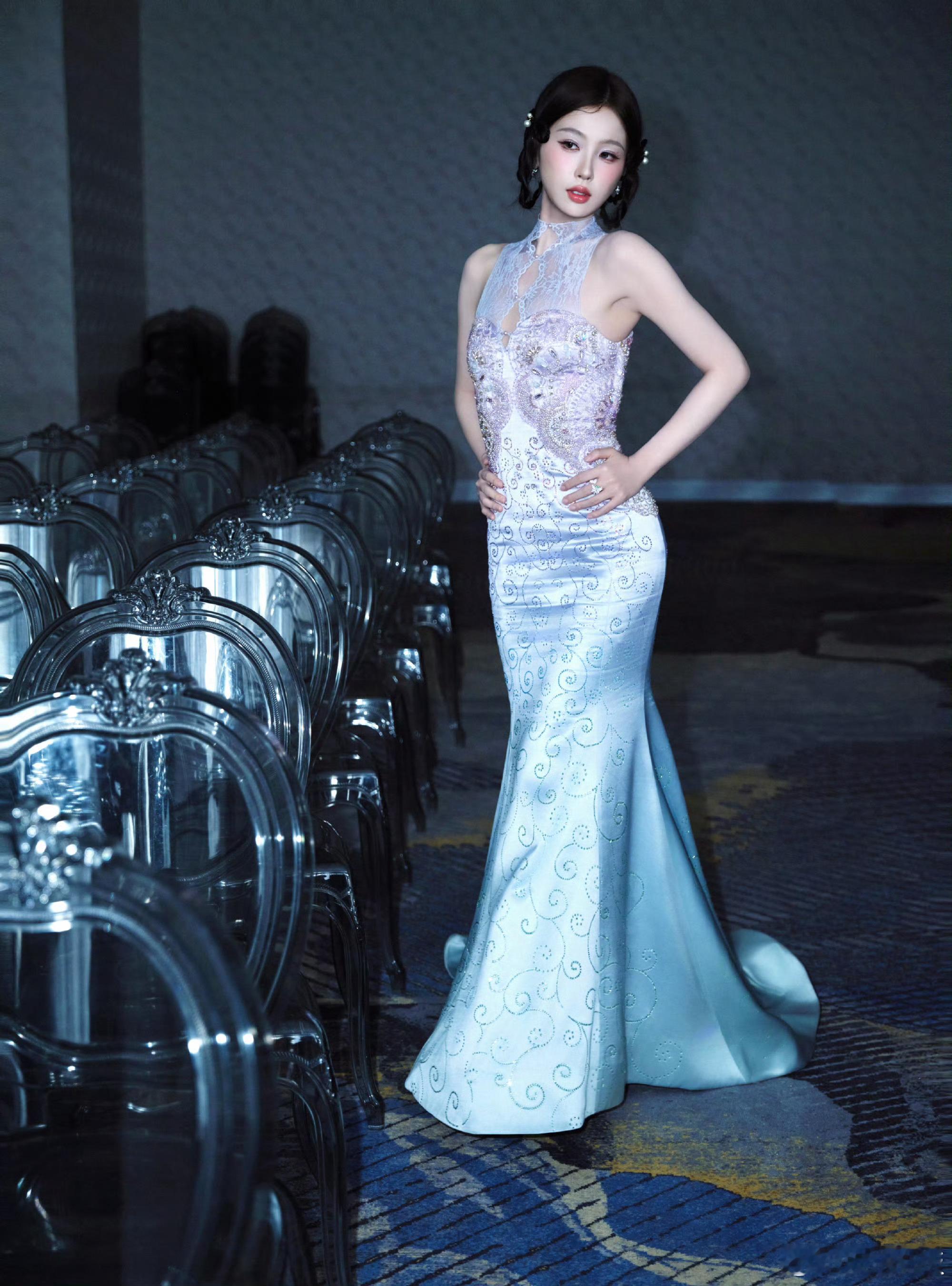 虞书欣新中式鱼尾裙虞书欣一袭新中式淡紫鱼尾裙也太惊艳了！紫雾裙摆缀满星光绣纹，