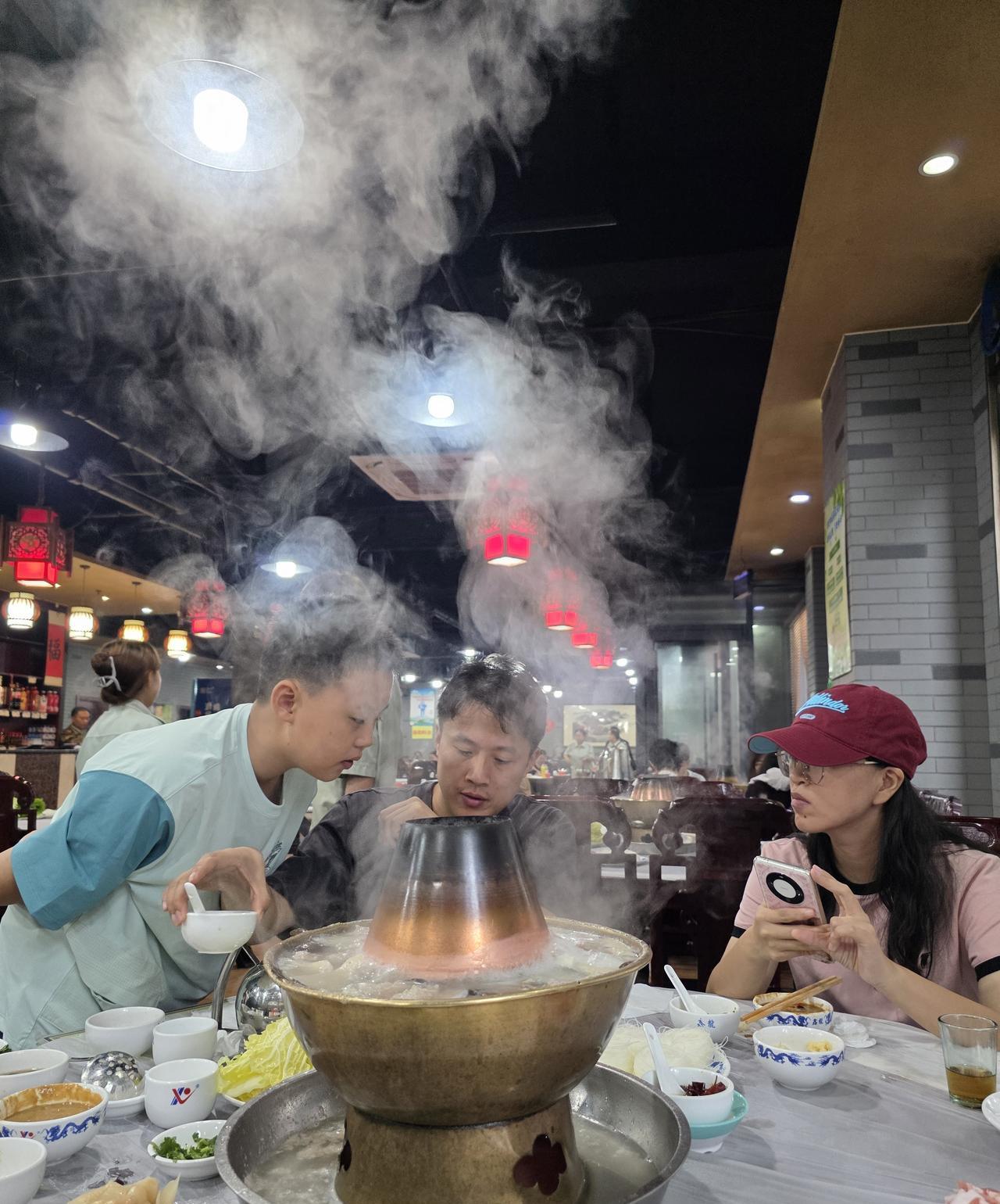 10月5日晚上，我和女儿女婿包了水饺，很成功，外孙吃了很多……中午冒雨吃了火锅
