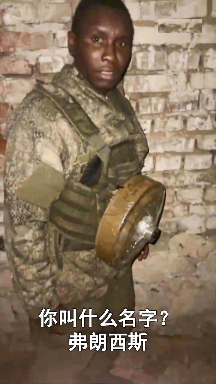 不把人当人看，非洲雇佣军绑上巨型反坦克地雷，就往乌克兰工事里面冲，以命搏命！