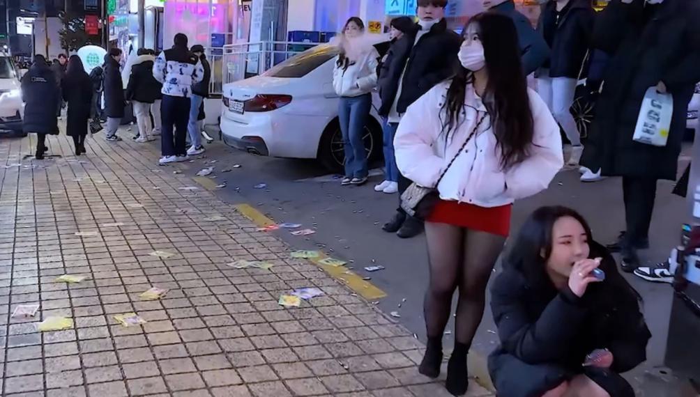 在东亚文化圈的“家谱”里，有四个邻居在过去一百年里闹了一场轰轰烈烈的“分家”。这