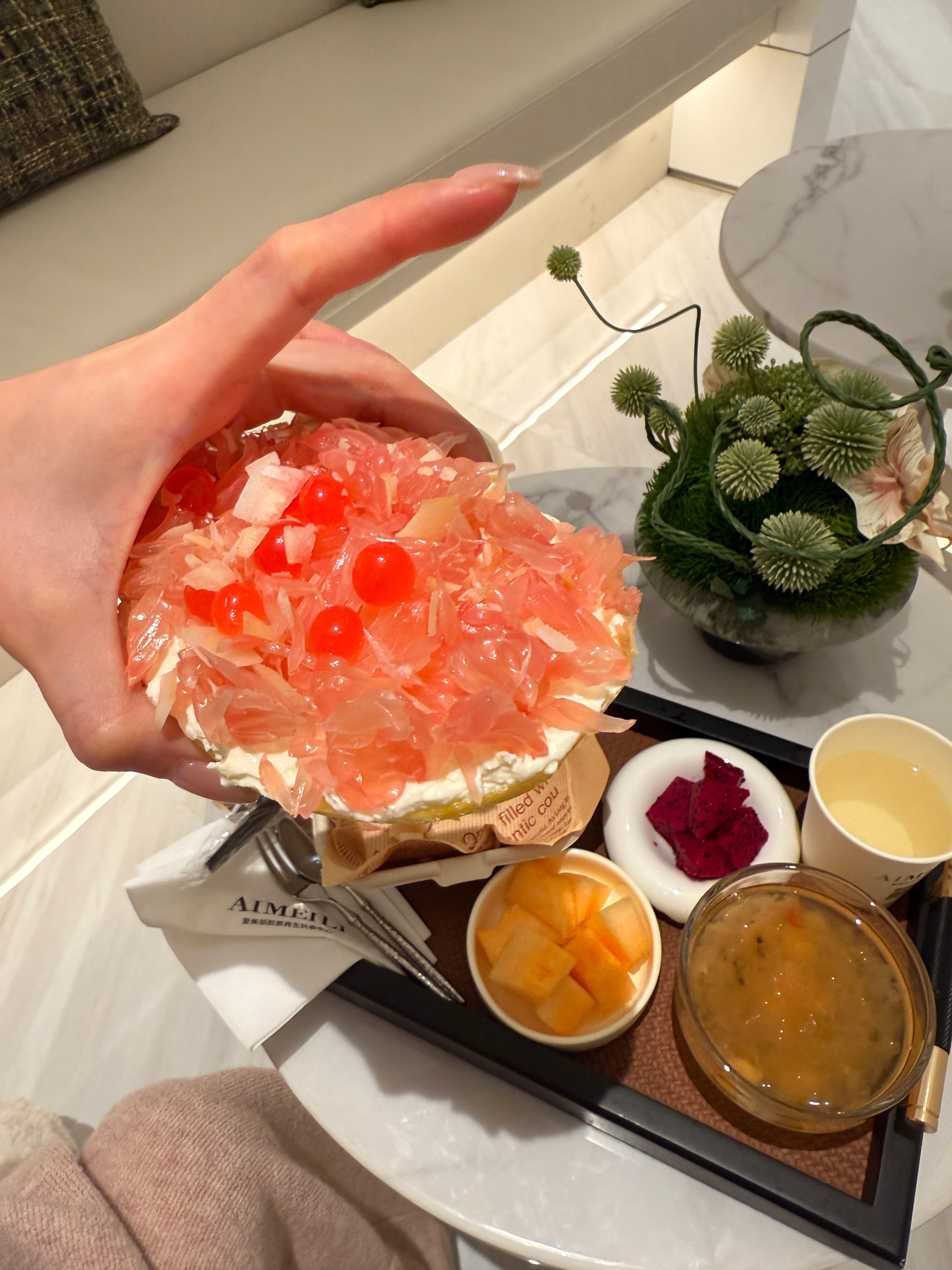 做脸的时候随口说了句最近很火的一种甜品吃法还没试过睡醒后下楼发现我的丹丹美容师