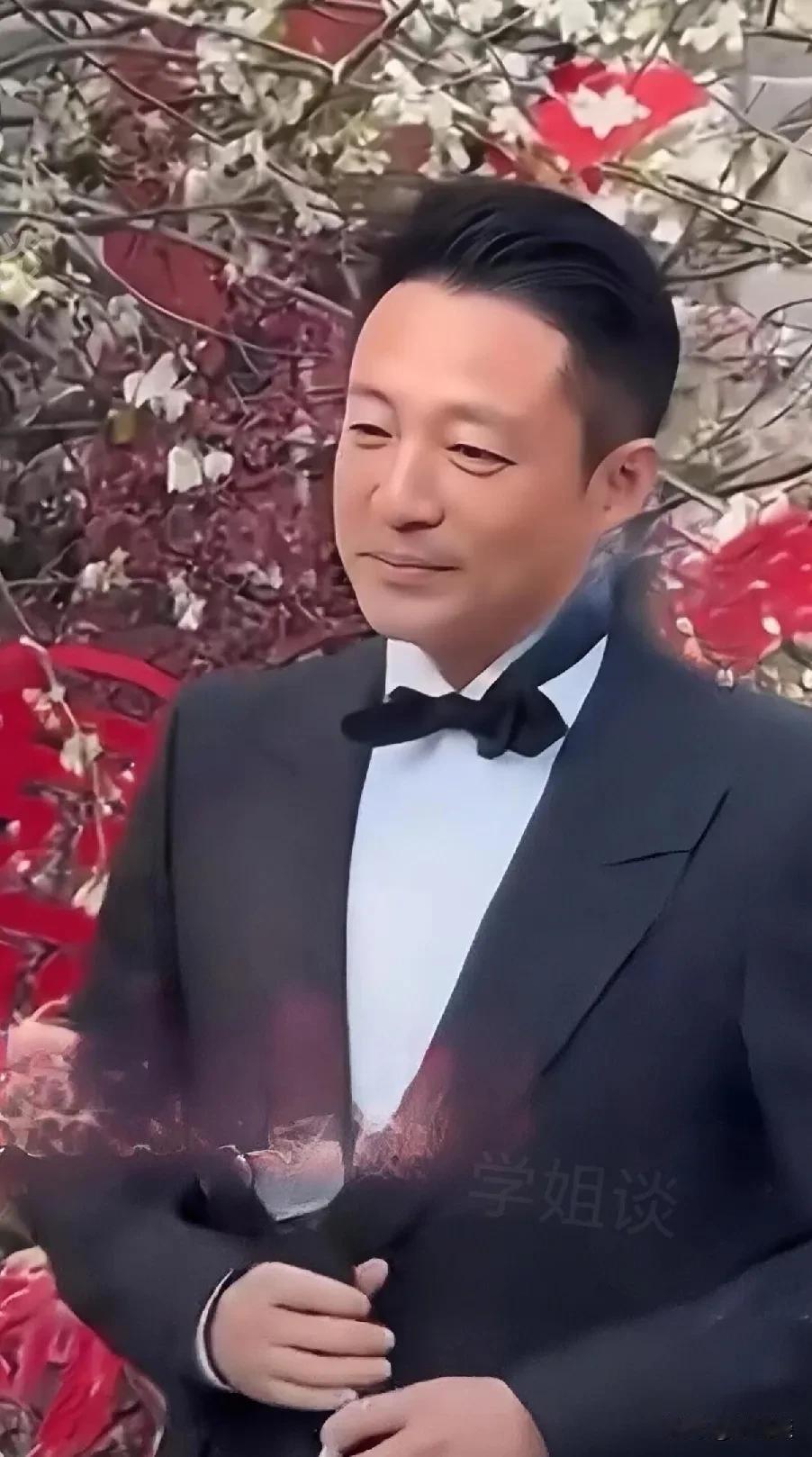 汪小菲和马筱梅大婚，有一个细节，那就是汪小菲看起来憔悴不堪，就像是被逼结婚