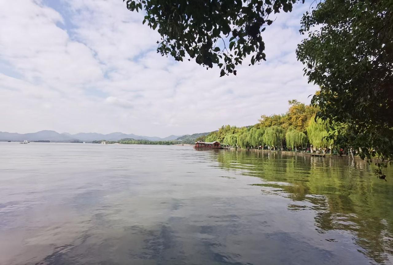 人与人之间，除了生离，就是死别，仔细想想，居然是事实。现实中，每个人都会遭遇难