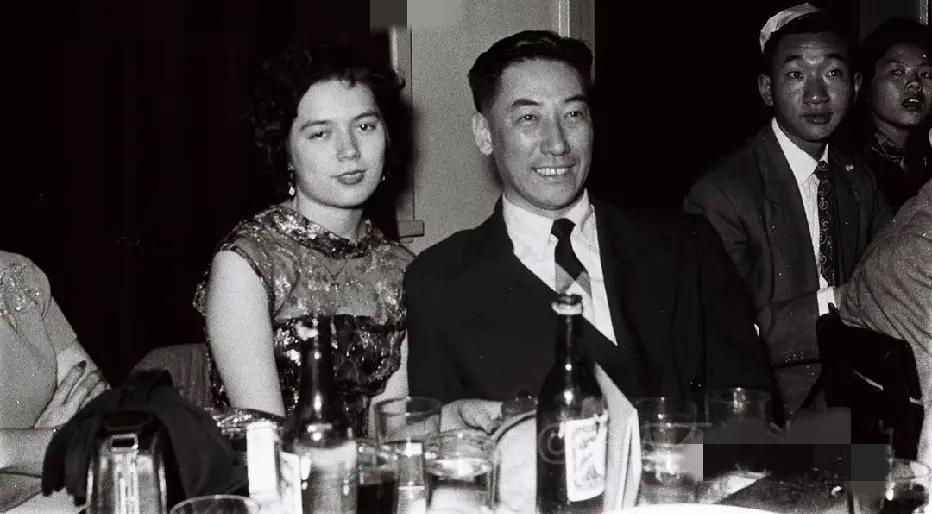 50年代末，新婚不久的蒋纬国和夫人邱爱伦参加宴会时的一幕，照片中的邱爱伦挽着丈夫