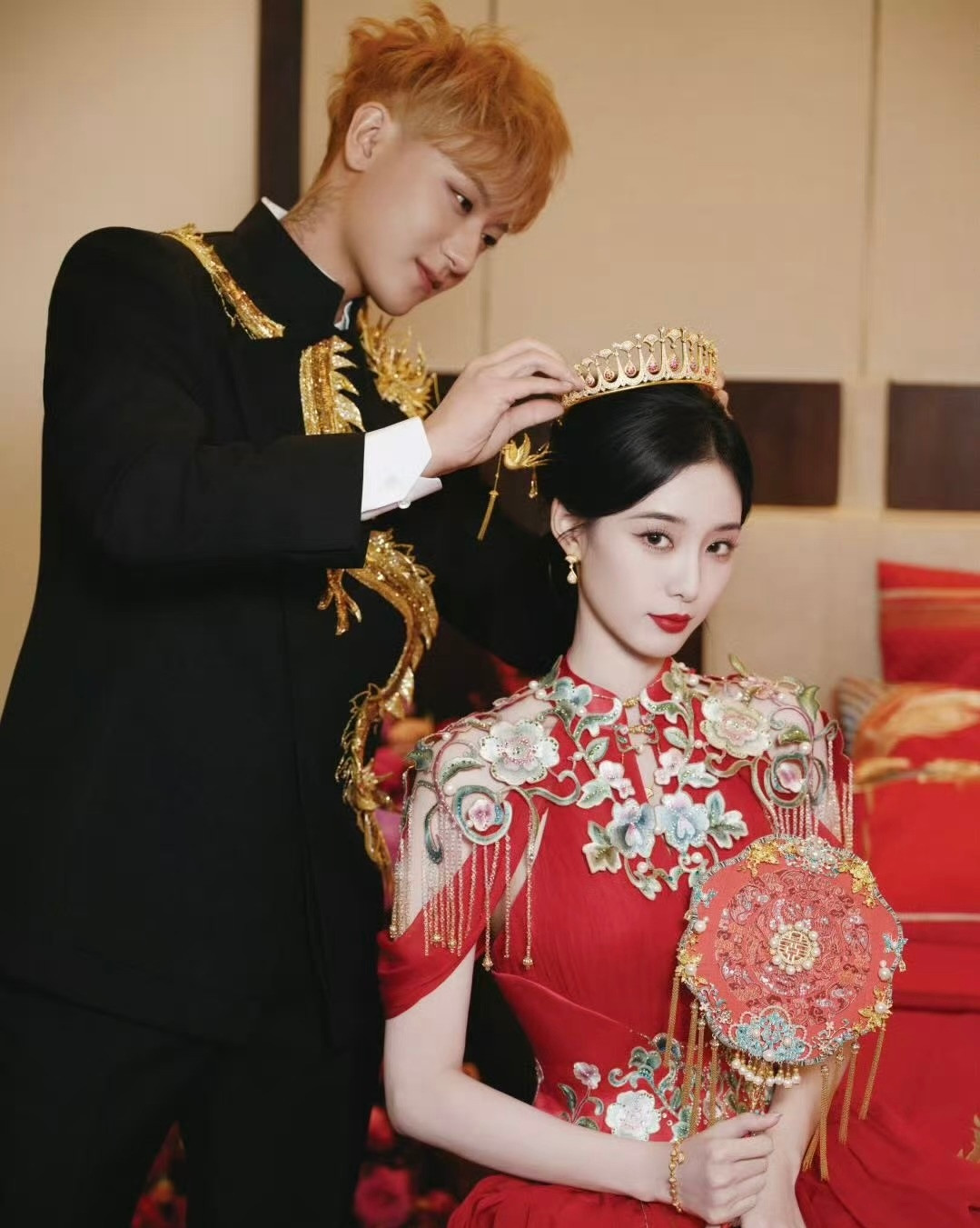 黄子韬给徐艺洋戴黄金皇冠黄子韬中式敬茶环节给徐艺洋戴的DR千金冠设计不仅美