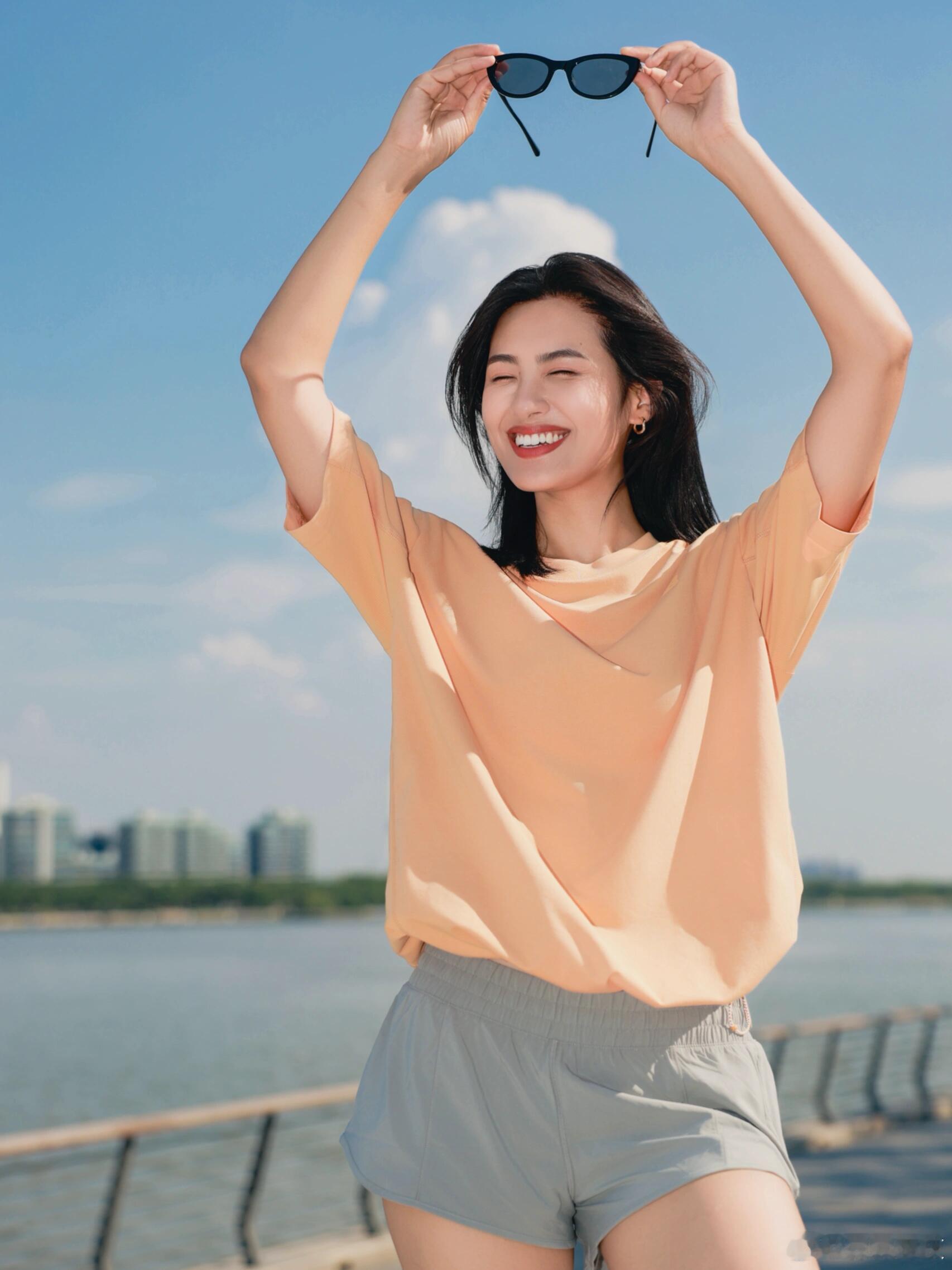 夏日松弛感穿搭｜把简单穿得好看才是真本事偶遇的小姐姐穿搭，松弛感拿捏到极致，