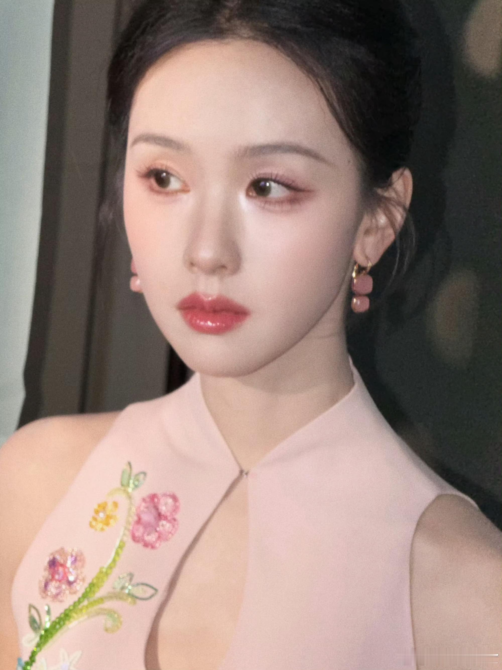 陈都灵月光妆陈都灵旗袍+温柔月光妆都美成啥了，好好看，杨单很懂嘟嘟的美，多多合作