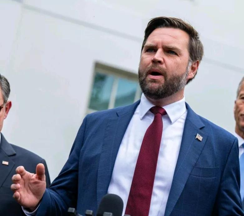 万斯表示，美国无意卷入“友谊”输油管道争端。欧洲新闻网报道，当地时间7日，即