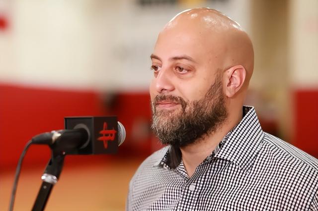 火箭总经理拉斐尔斯通在接受采访的时候表示，他现在非常欣赏这支球队，一个非常健康、