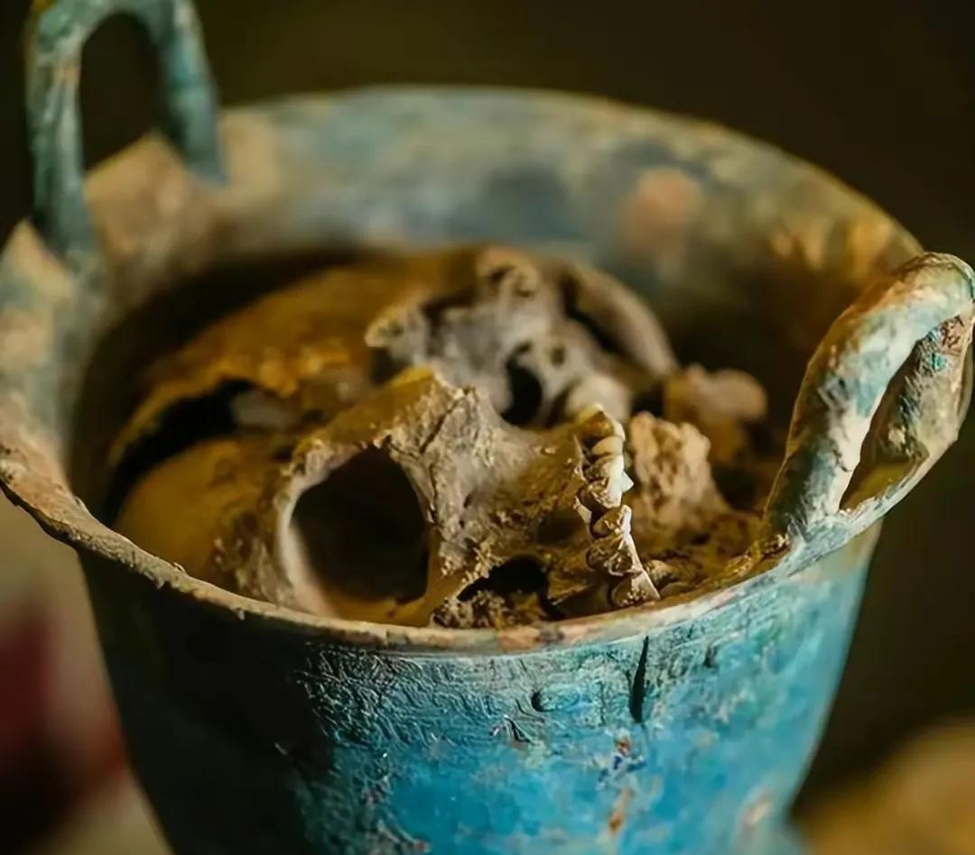 15岁的羌方少女在商朝青铜锅里变成一锅肉汤的那天，她那满口健康整齐的牙齿成了权贵