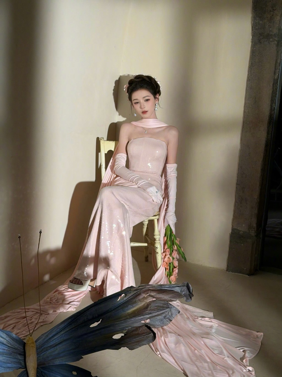 张予曦连影子里都带勾子不是所有美人都能驾驭剪影——张予曦的五官立体、骨架纤细，连