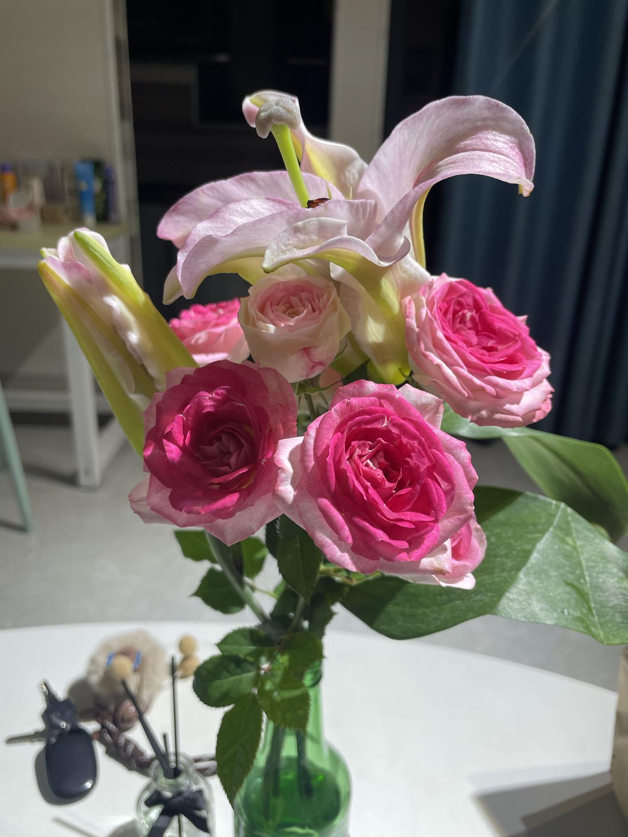 我认识一个大姐，年轻时遭遇老公出轨，旁人都替她捶胸顿足，她却一觉睡醒笑着说：“正