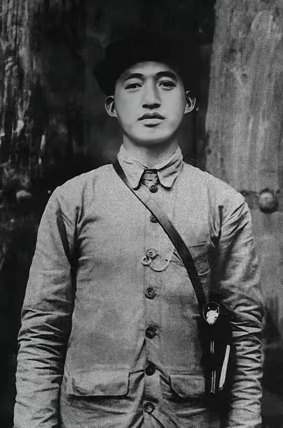 他28岁牺牲，却带出了97位共和国开国将军】91年前的今天，红25军政委吴焕先在