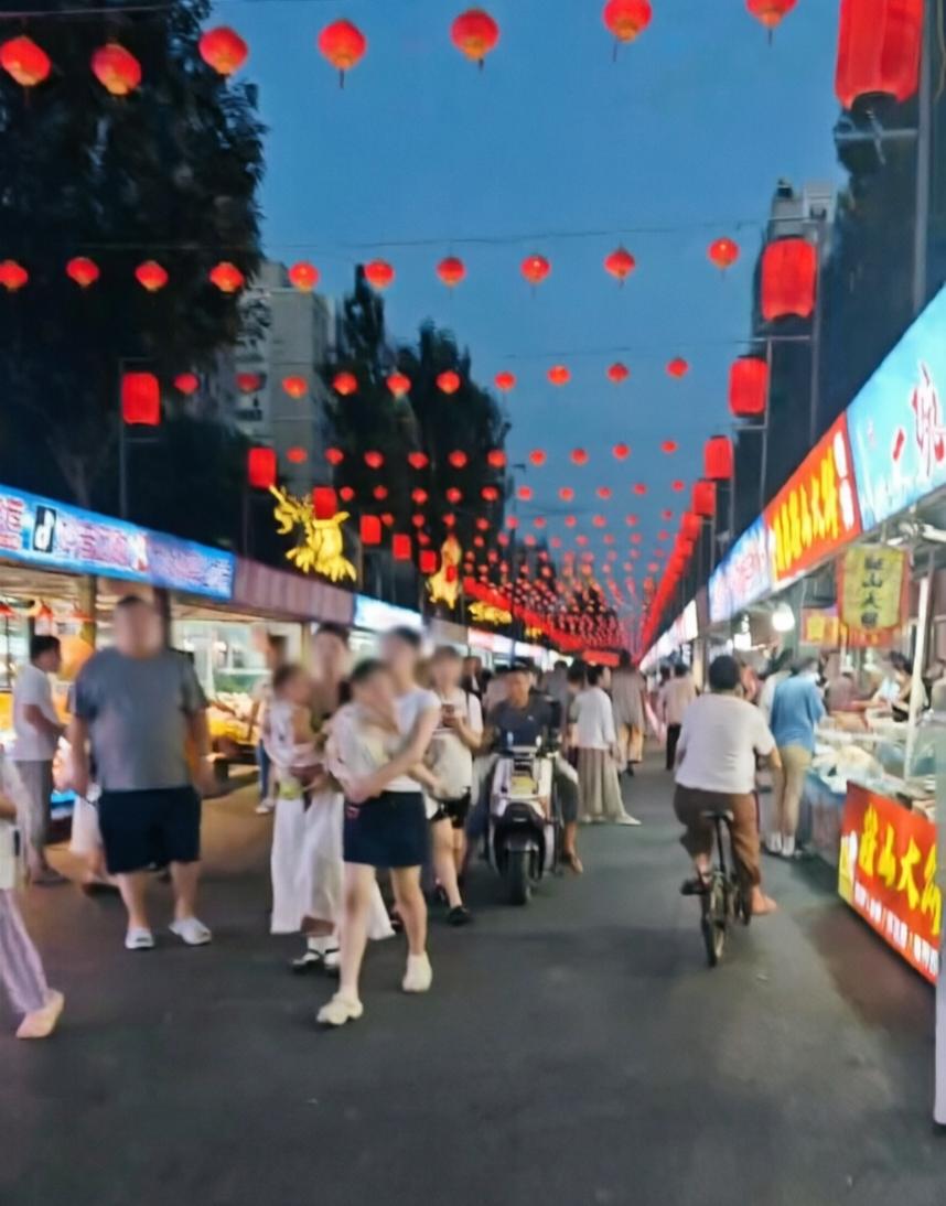 早上起来开冰箱一看鸡蛋没有了，我就跟刘妈一前一后去小区附近超市，有一家远点的，有