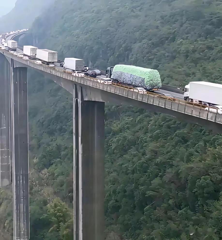 在这样的高架桥上开车需要注意什么?