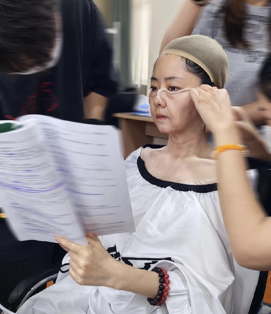 虽然，谭松韵的老年妆挺多槽点，觉得有点不真实。看了谭松韵化老年妆的过程，就觉得