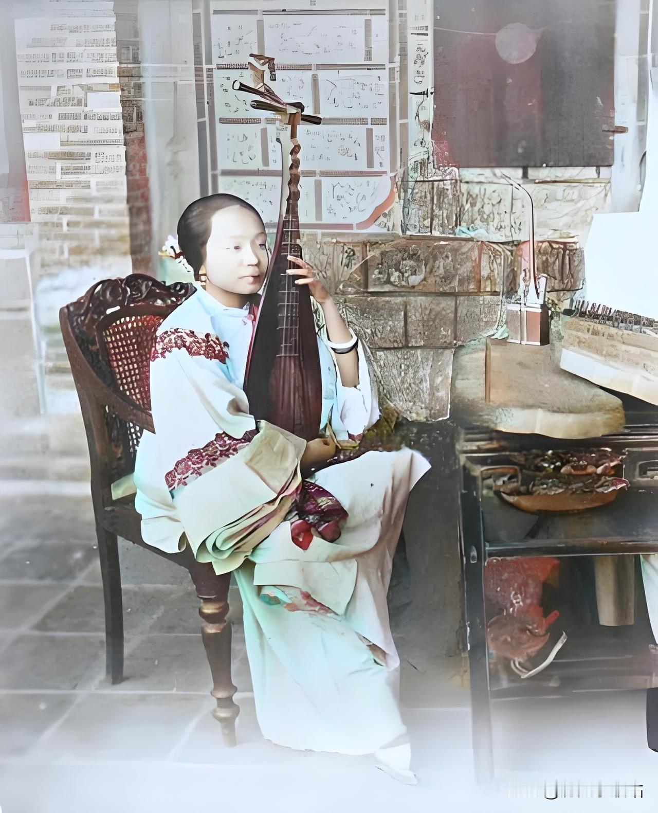 这张清末老照片，把旧时代女人的“拧巴”拍得透亮！您看那姑娘，抱着琵琶坐西洋藤椅上