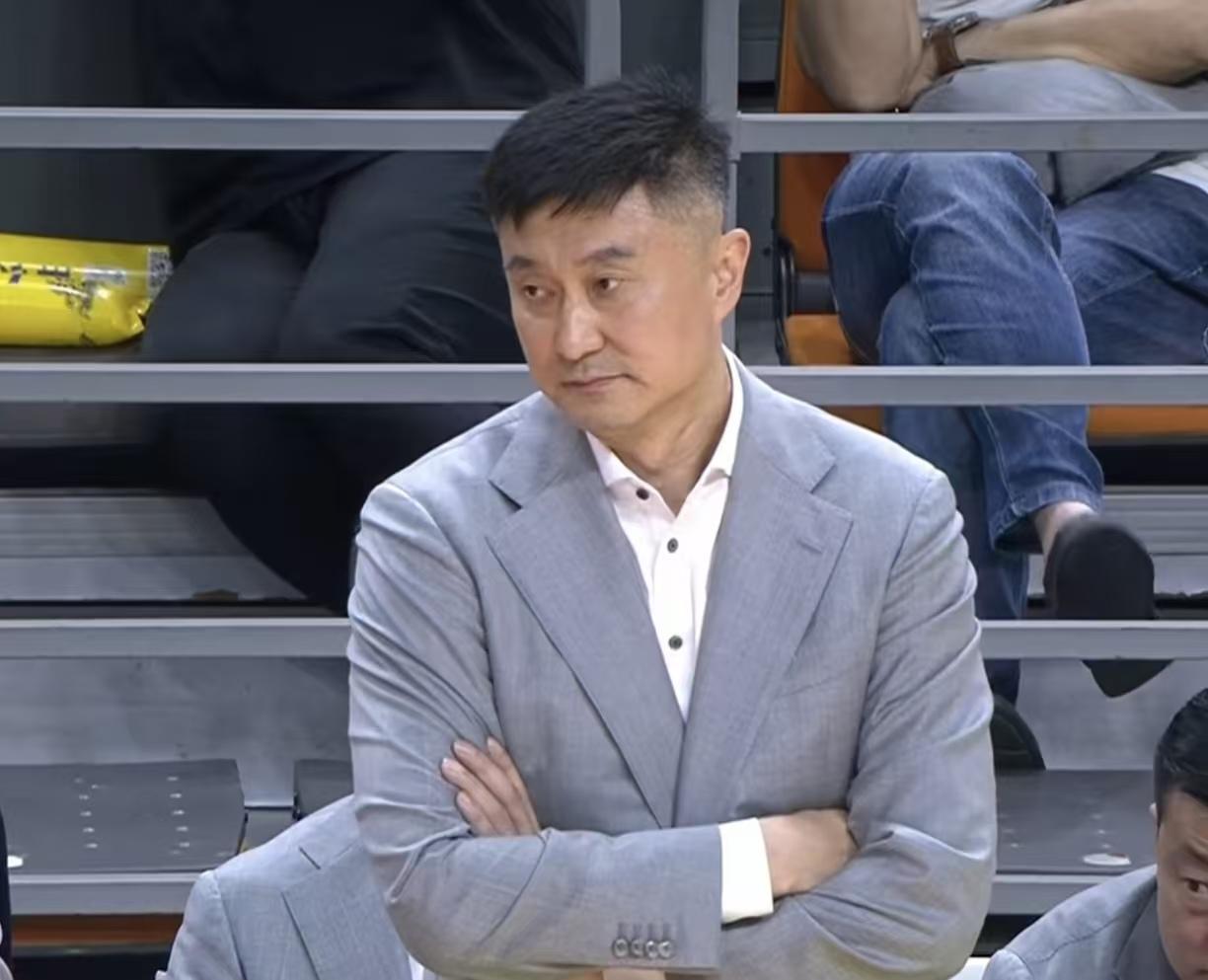 实话实说，杜锋教练卸任广东主帅，所谓去管粤BA这个说法实在太牵强，其实真正原因就
