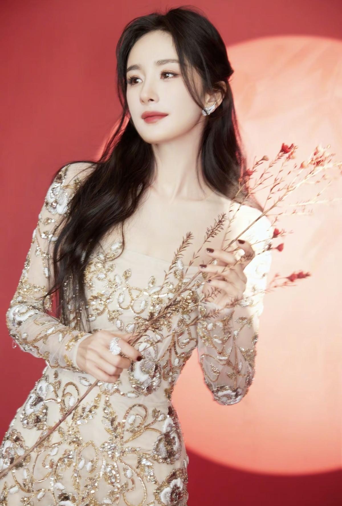 又被杨幂的美貌狙击了！这件香槟金战袍也太适合她了吧，一出场就成为全场焦点，妥妥的