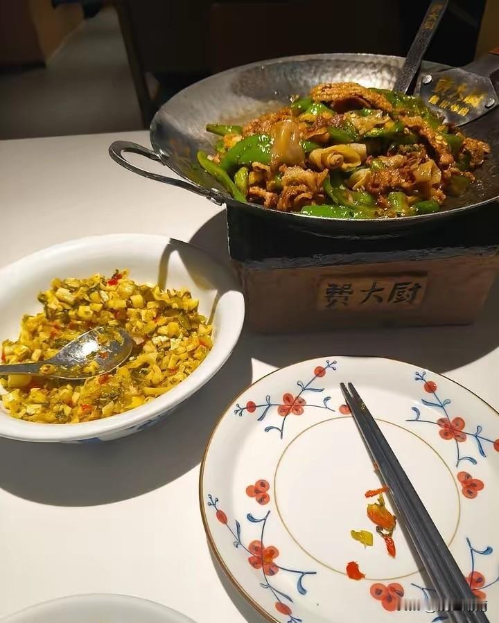 去了趟长沙，亲戚们都说费大厨好吃！坐下来点单才发现这锅菜要68元，当时还嘀咕不