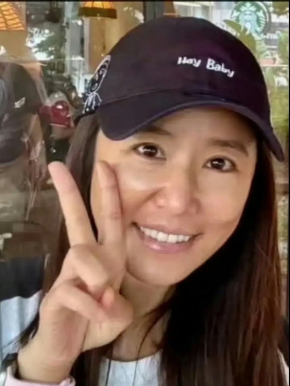 50岁的林心如在街头和路人合拍，不避讳素颜，这状态绝了