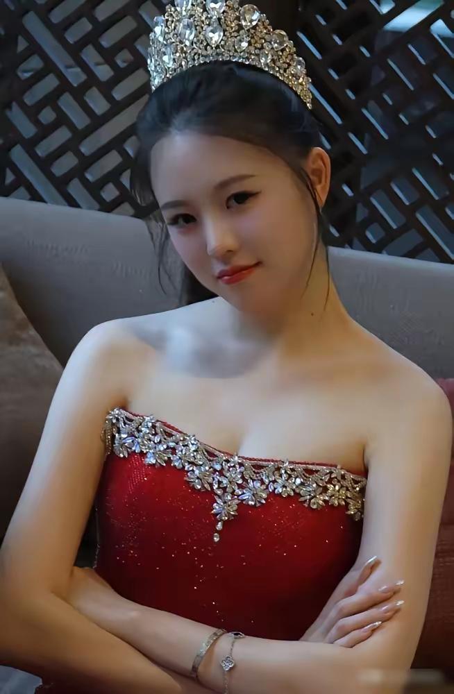 真的有人，天生自带松弛底气，无心参赛却惊艳全场！广西玉林一名19岁女大学生，全程