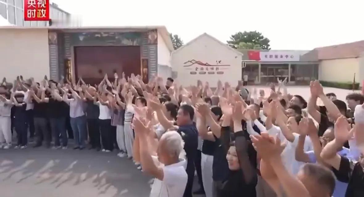 发现中美文化生态上的一个显著区别：中国民众在见到领导人时都欢欣鼓舞，认真聆听讲